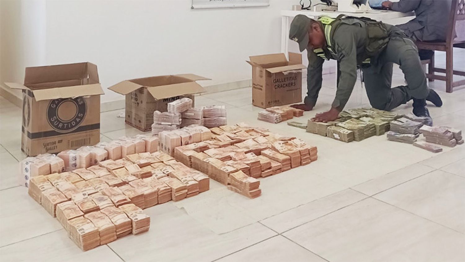 Llevaba 62 millones de pesos en cajas de cartón y se los incautaron