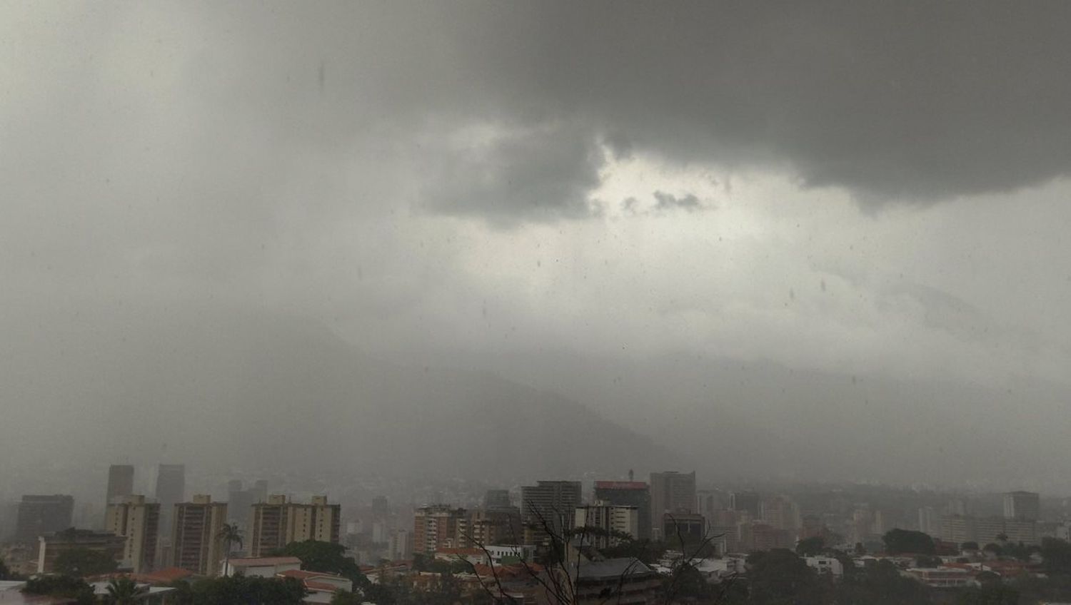 DILUVIO EN CARACAS: reportan estragos por las lluvias en toda la ciudad este 30May (VIDEOS)