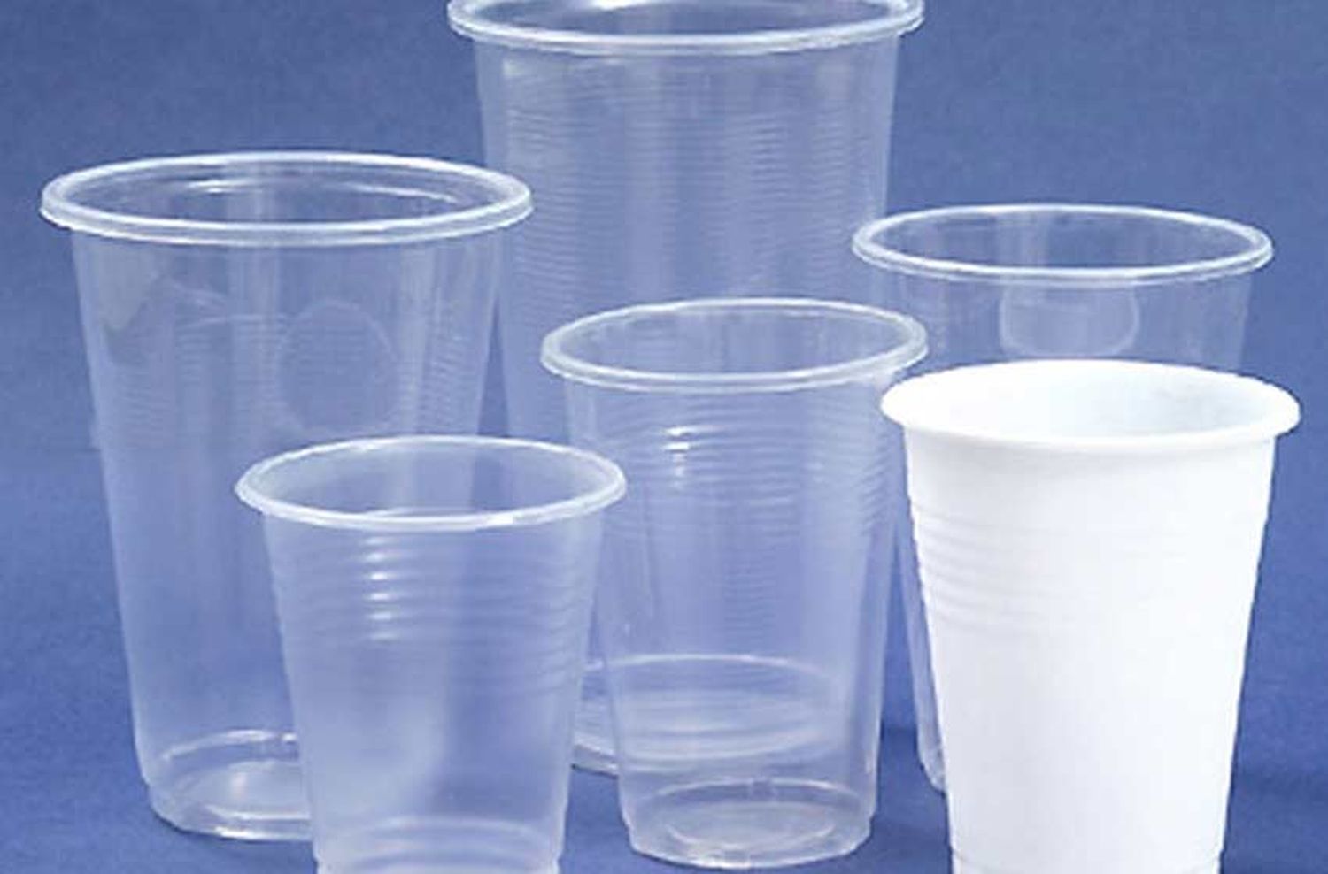 Proponen quitar los vasos descartables de los eventos públicos