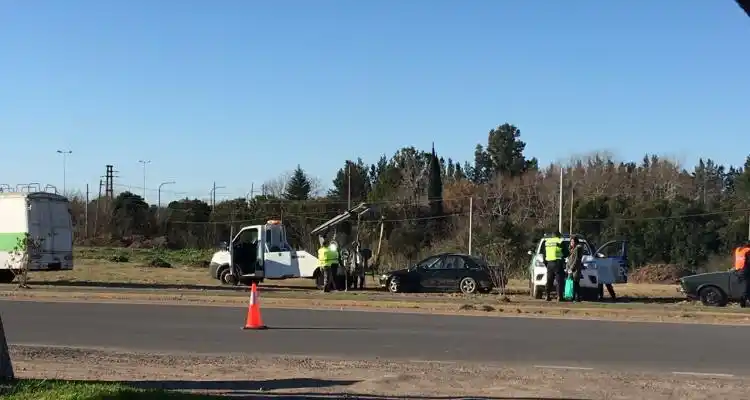 Policía y Tránsito dispusieron operativos en el acceso por ruta 1001 y hasta usaron la grúa
