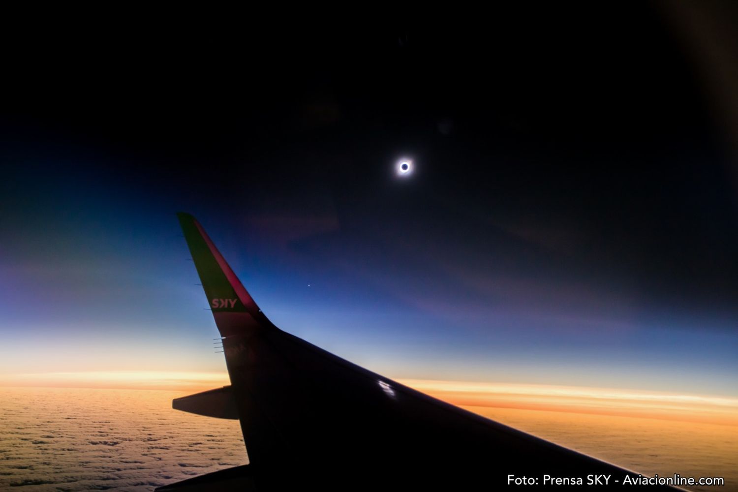 SKY llevó a 80 pasajeros a disfrutar del eclipse desde 10 mil metros de altura
