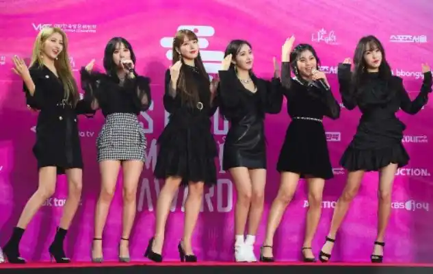 Surcoreana Sowon se disculpa por fotos junto a uniforme nazi