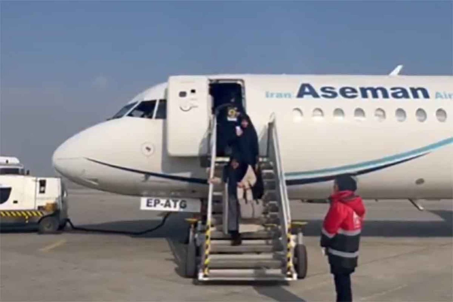 Un vuelo tripulado solo por mujeres aterrizó en la ciudad santa de Mashhad en Irán