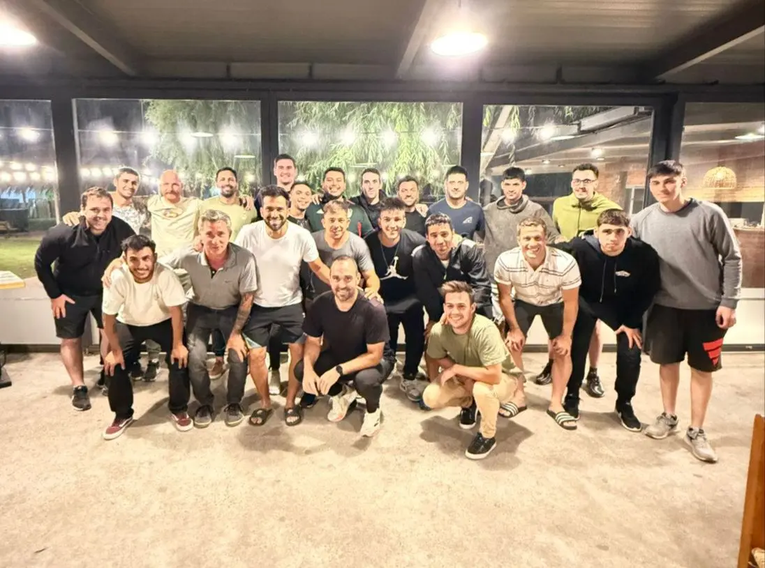 Un grupo de sampedrinos juega la Copa Potrero que es organizada por el Kun Agüero