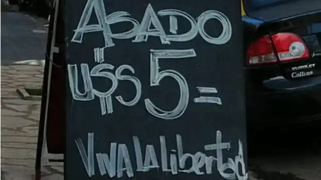 Desde este viernes, los comercios argentinos podrán mostrar sus precios en dólares