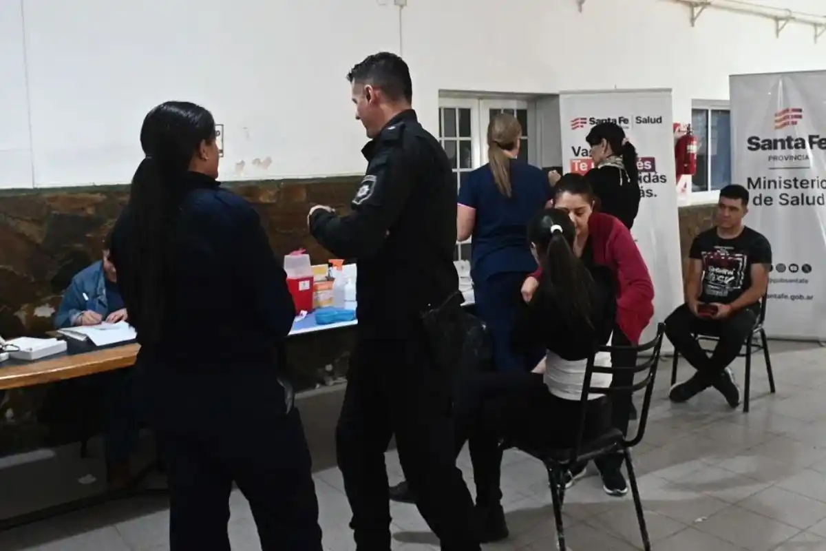 La campaña provincial continuará con la vacunación del personal de fuerzas federales en Rosario bajo el Plan Bandera.