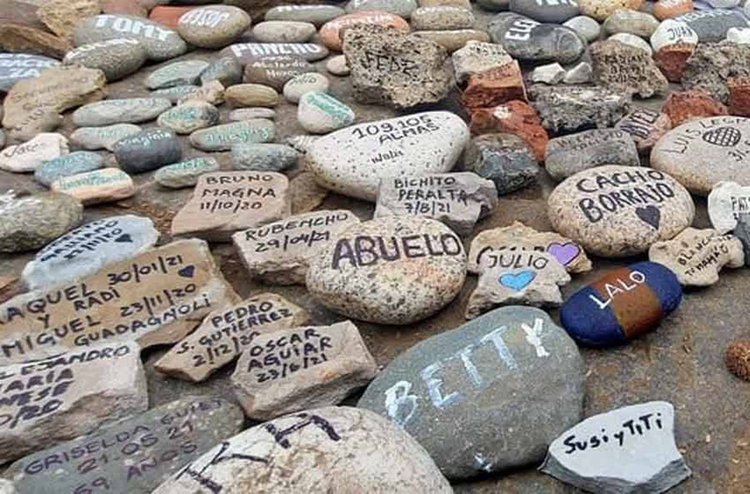 Polémico comentario de la portavoz presidencial sobre las piedras en homenaje a los fallecidos por Covid: «Las puso la derecha»