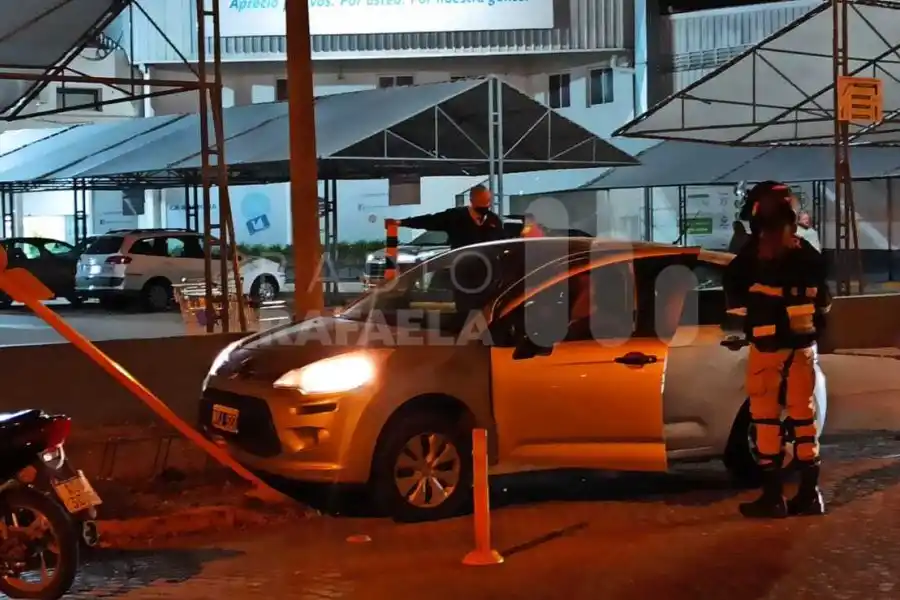 Un hombre se desvaneció, subió a la vereda y chocó contra un cartel frente a La Anónima