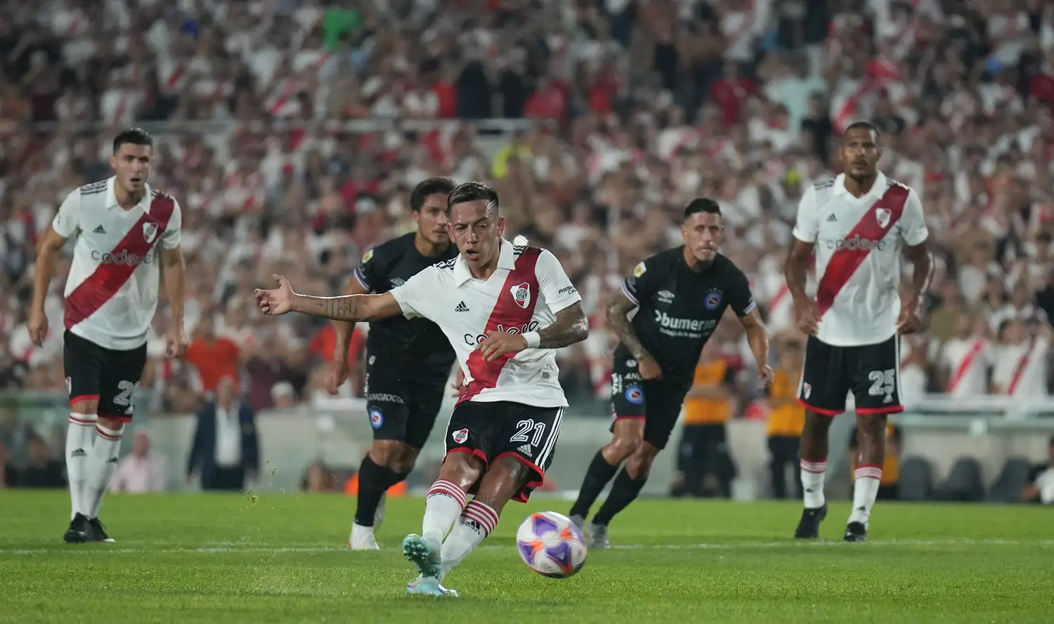 Barco pone el 2-1 desde los once metros.