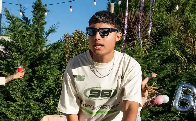 Román explora nuevos horizontes en su carrera musical