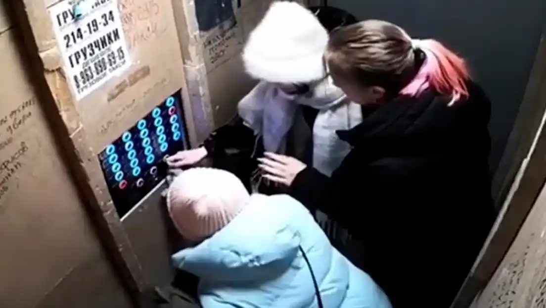 Impresionante: un video muestra como se precipita al vacío un ascensor con niños adentro