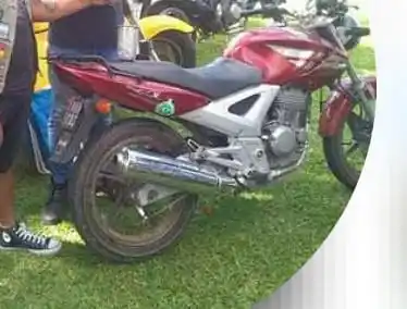 La moto Honda 250 cc que le robaron en la vereda de calle Mitre al 2300.