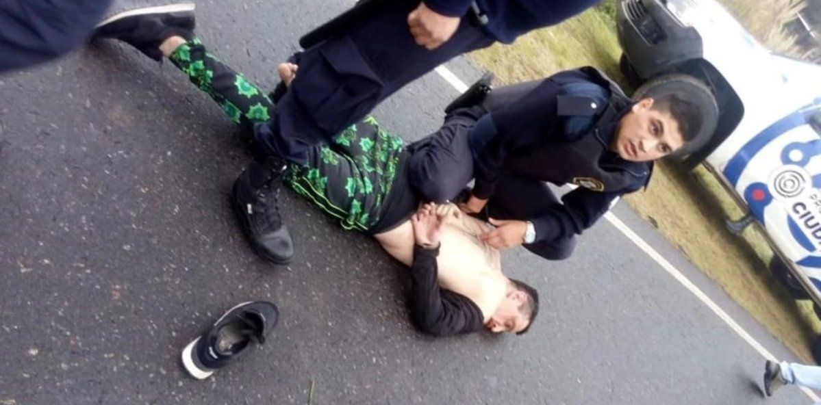 Video: Así escapaba "Tito" de "La Liga", el cantante detenido que chocó a un policía
