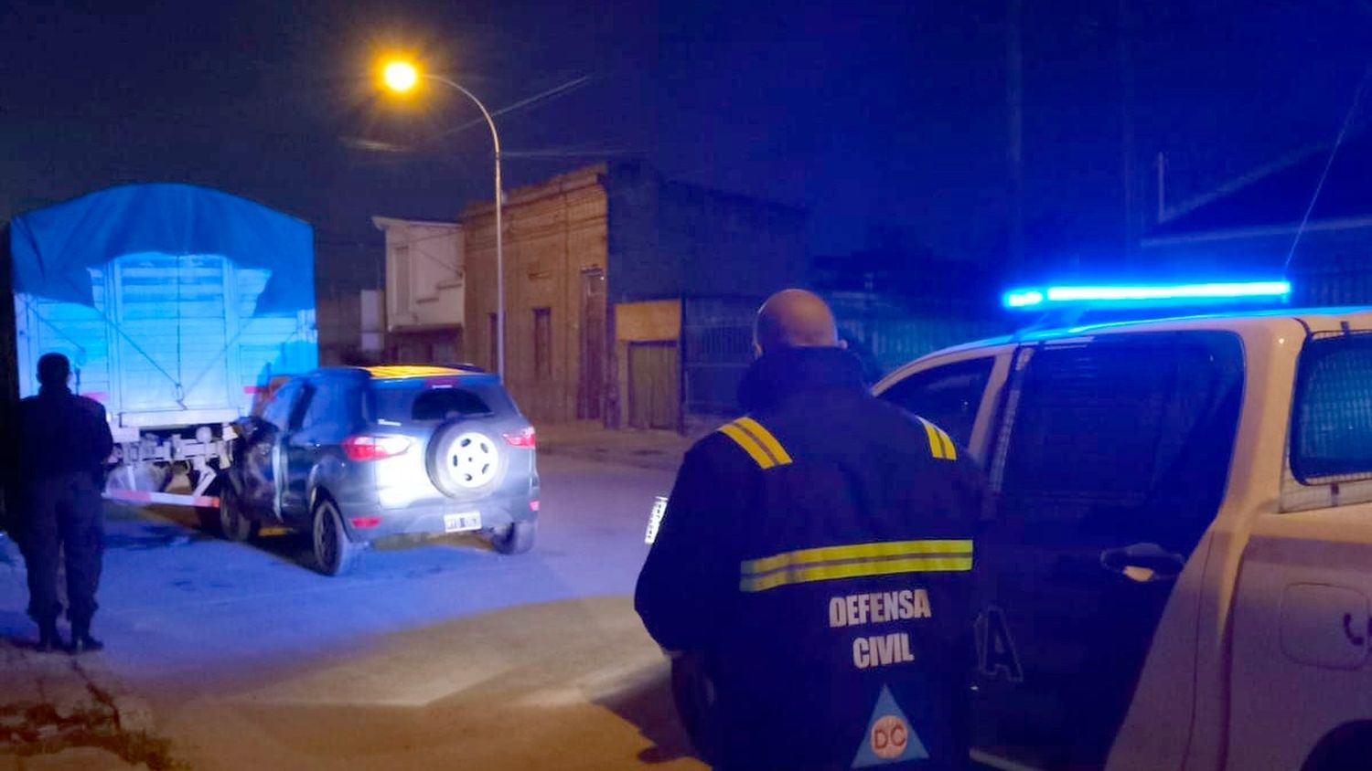 Una camioneta chocó contra un camión estacionado