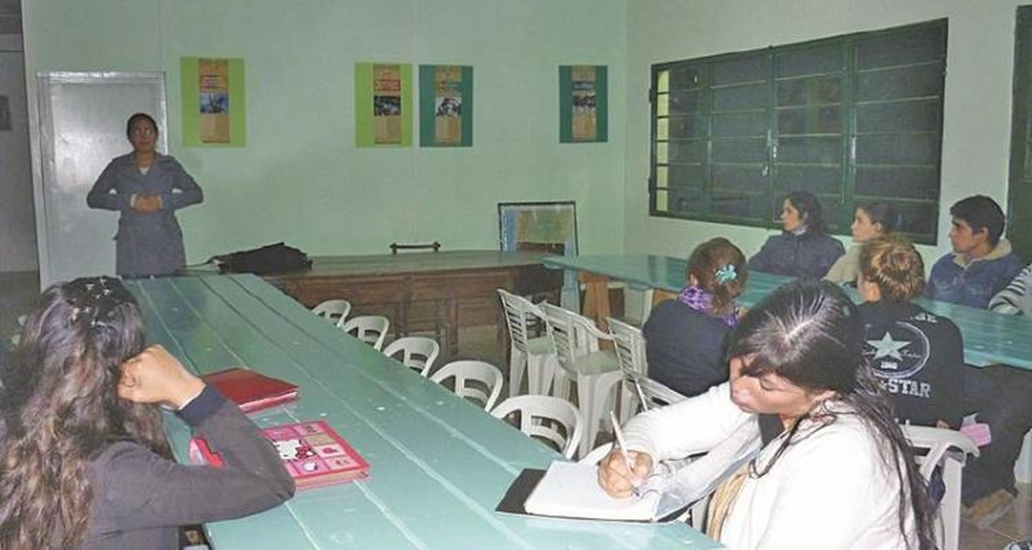 Convocan a profesores para el plan fines II