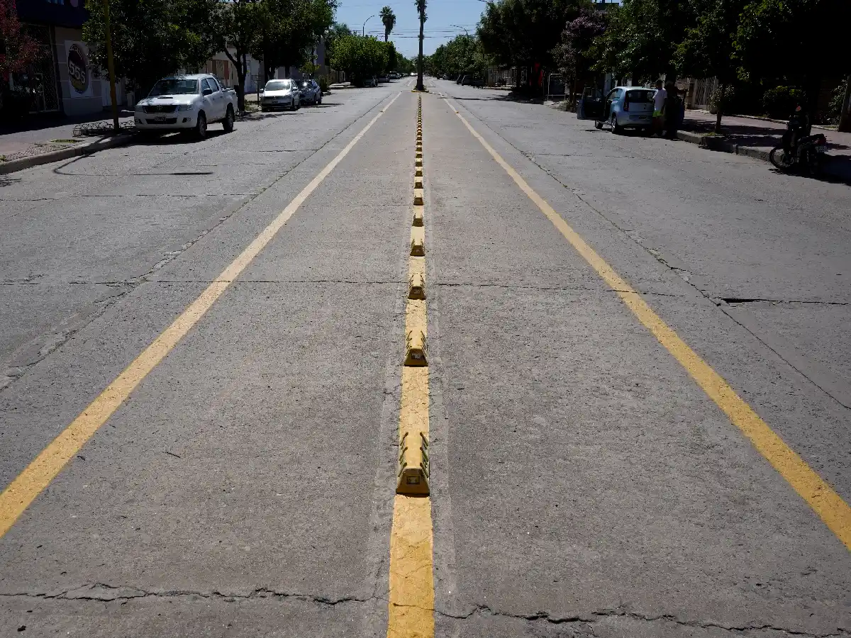 La bicisenda llegó a barrio Roca:  “Es diferente porque está  en el centro de la calzada”    