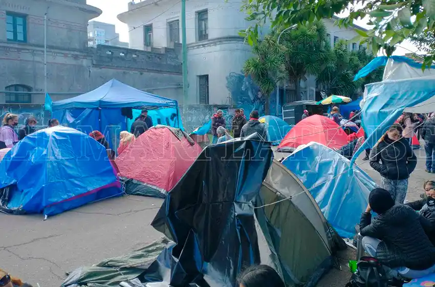 Acampe en Desarrollo Social: "No llama la atención que la mitad del país sea pobre"