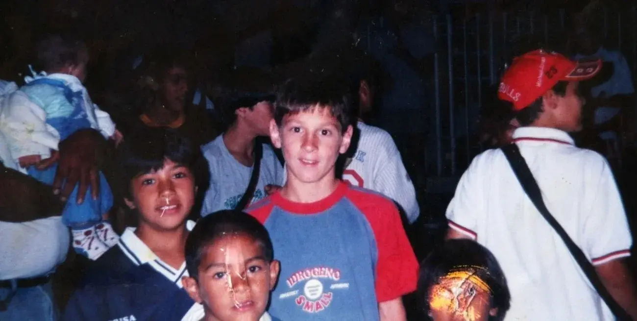 Lionel Messi rodeado por otros niños. La imagen es de 1998 y fue tomada en la casa de Aníbal Carrizo. Ese día el actual astro vestía la camiseta de Newell's de Rosario. Gentileza: Jorge Barrera.