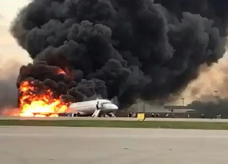 Al menos trece muertos en el incendio de un avión en Moscú