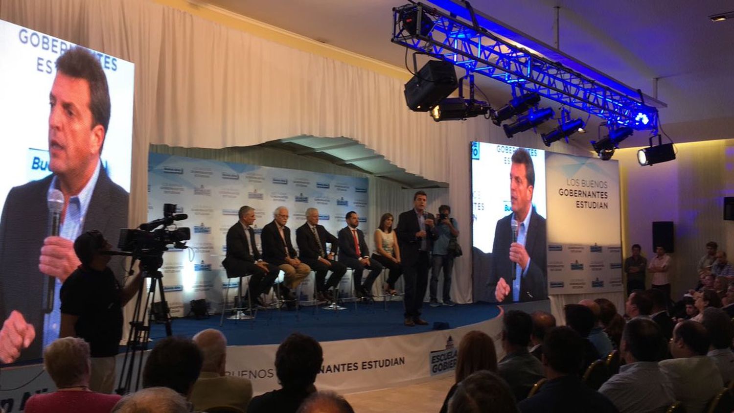Massa pidió "dejar de discutir el pasado y ponernos a trabajar en la Argentina que nos merecemos"