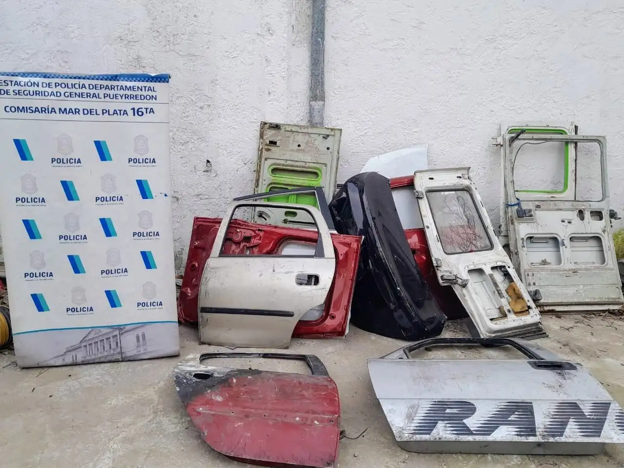 El propietario de la casa tenía 13 autopartes de diferentes vehículos.