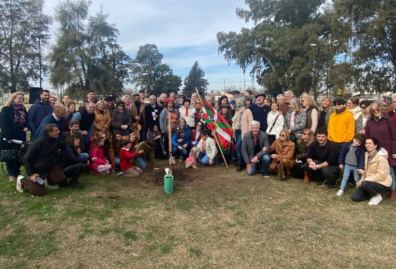 Plantación y reconocimiento de la comunidad Vasca en Venado Tuerto