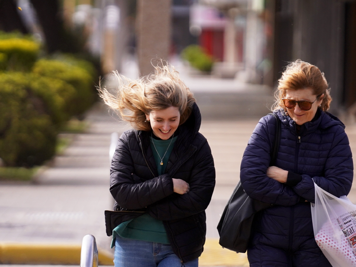 Lunes feriado con fuertes ráfagas de viento en la ciudad