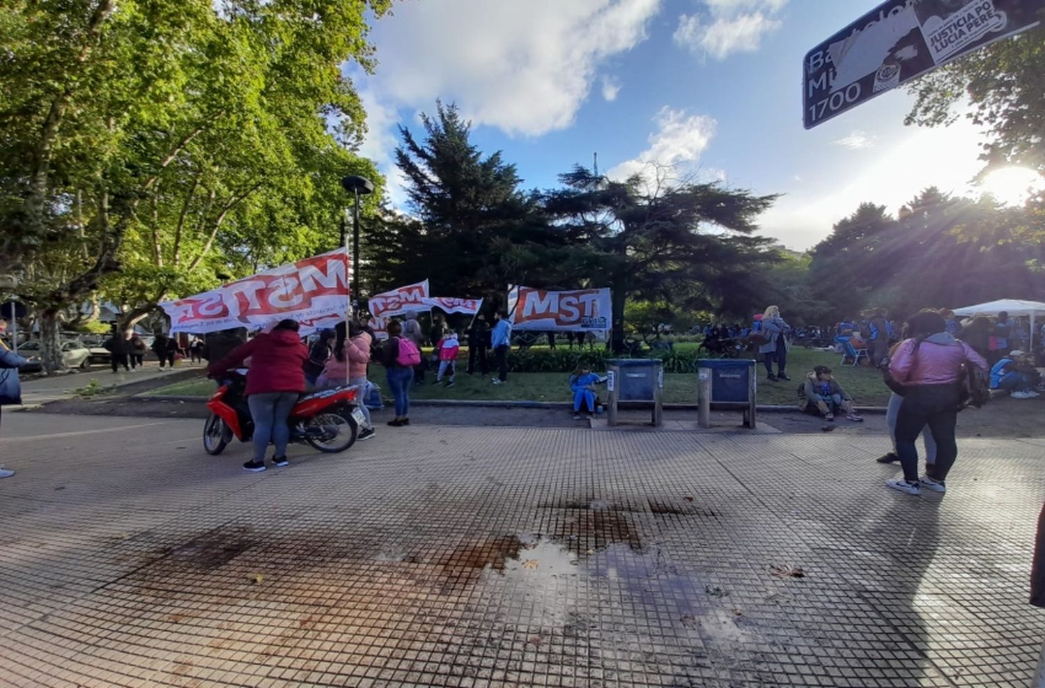 Organizaciones Sociales acampan frente a la Municipalidad