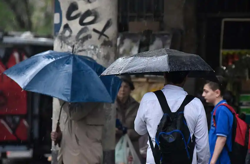 Rosario amaneció con lluvias y hay alerta por tormentas fuertes