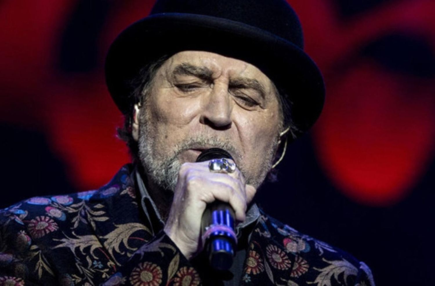 Joaquín Sabina cayó de un escenario y lo operan de urgencia por un derrame cerebral