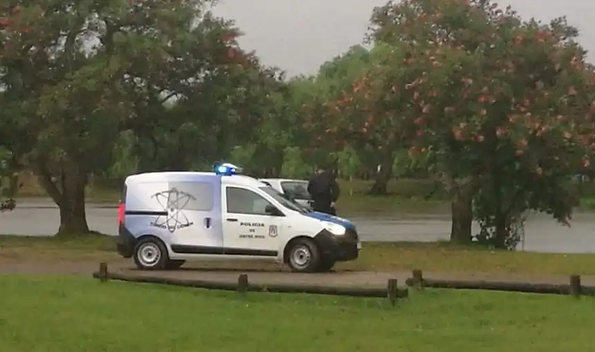 Fuerte operativo policial en el Parque Unzué: Buscan a un hombre de 48 años