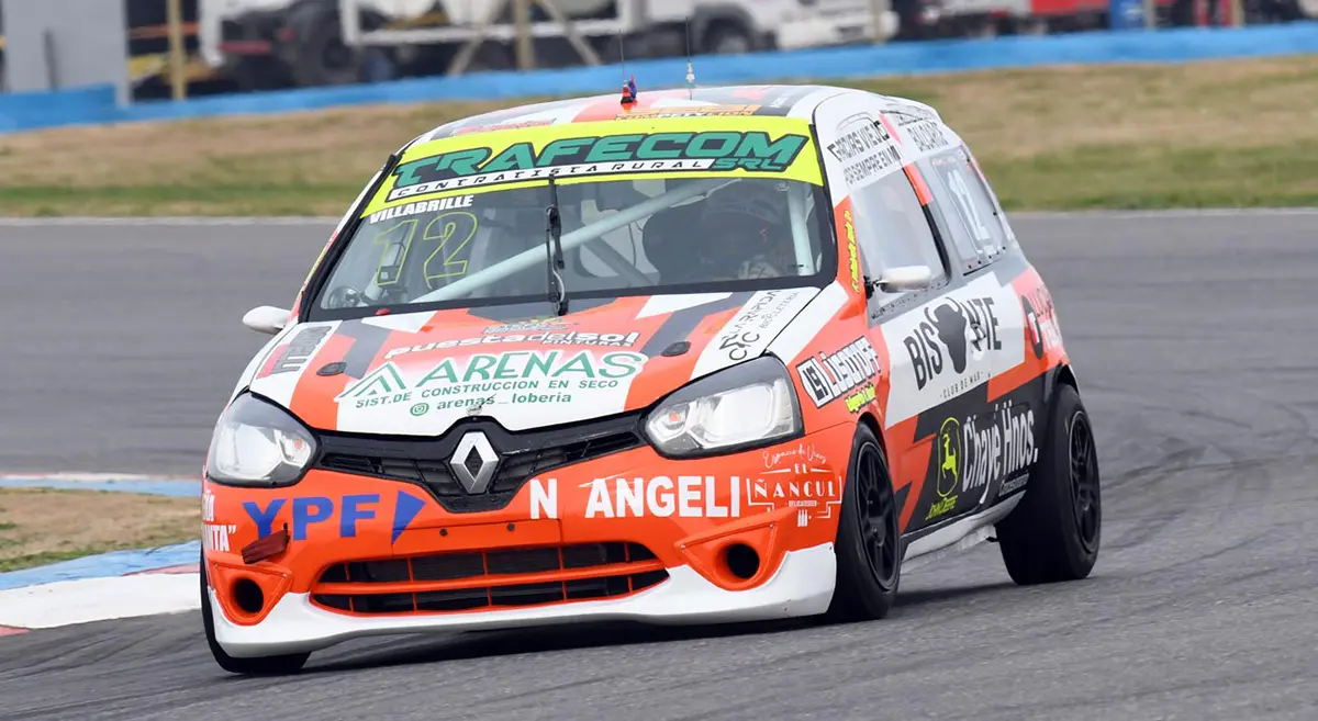 Rumbo al éxito. El Clio le dio a Franco Villabrille Neila su primera victoria en la Clase 3 del Turismo Pista, en Rosario