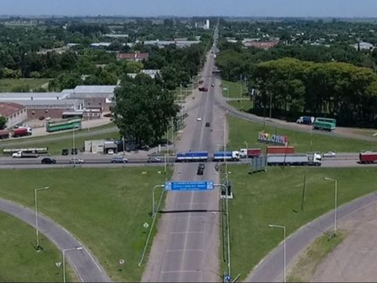 Un camión volcó en la ruta A012