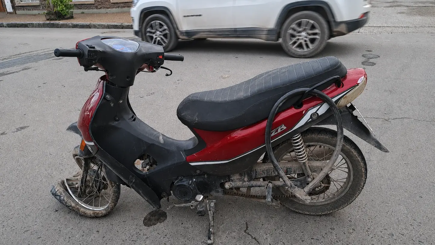 Motocicleta Zanella de 110 centímetros cúbicos, al mando de la joven de 31 años.