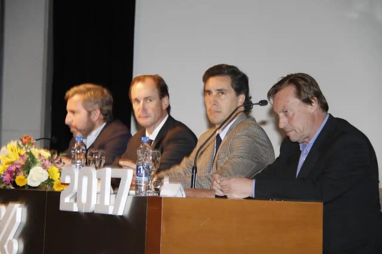 Con importante presencia de figuras y empresarios, se desarrolló  el Foro Anual del CEER