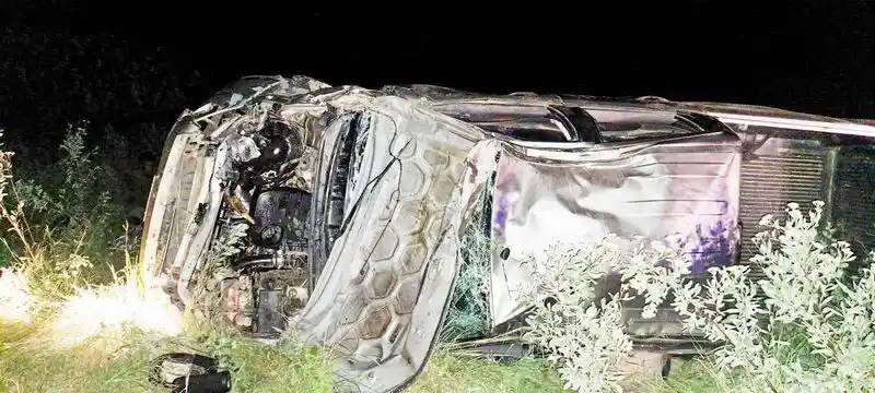 Siete hombres sufrieron lesiones tras 
volcar la camioneta que los trasladaba