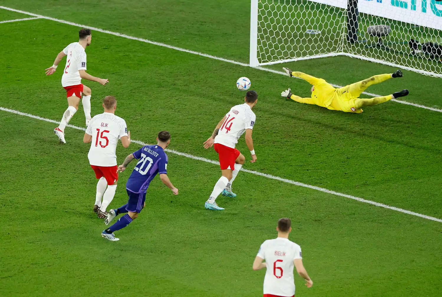 Mac Allister ya sacó el derechazo que abrirá el marcador.