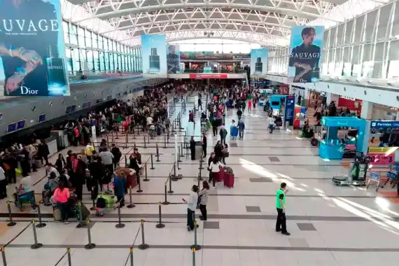 El Banco Central prohibió financiar en cuotas viajes al exterior