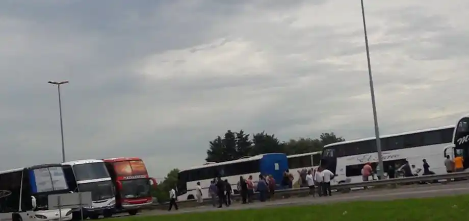 Choferes de larga distancia cortaron la Ruta 2