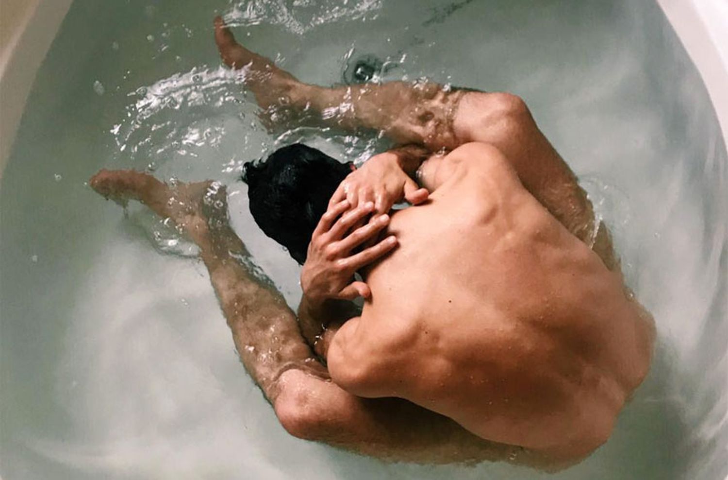 El «Chino Darín» y Úrsula Corberó posaron semidesnudos en una bañera