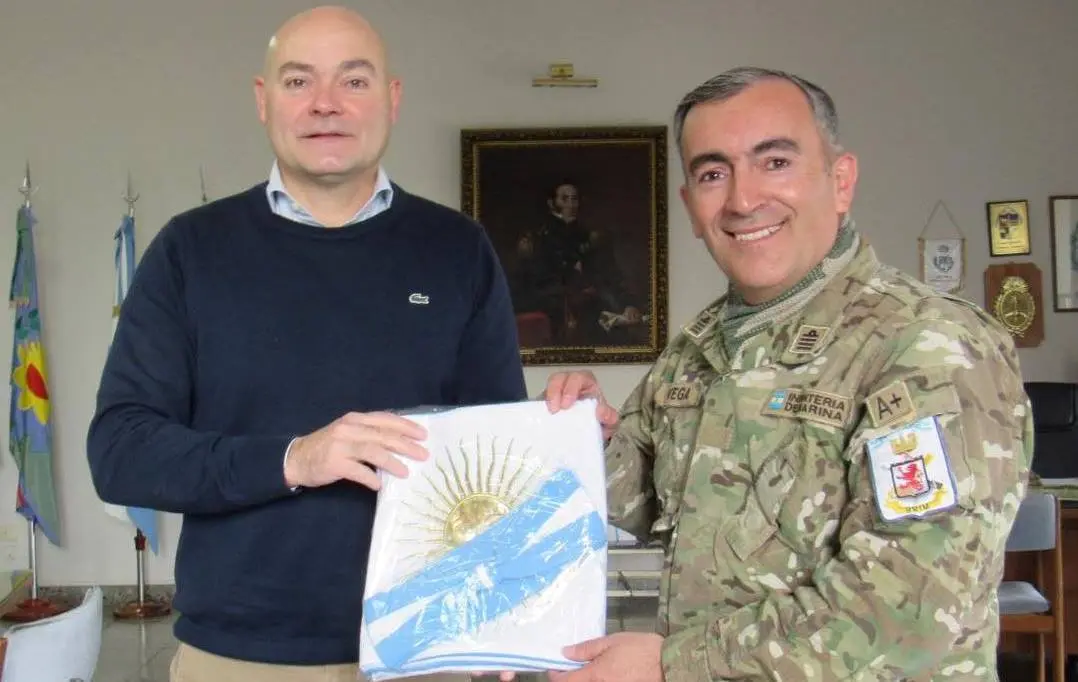 Raúl Reyes entregó una bandera a Infantería de Marina