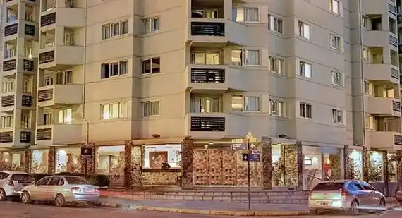 Bariloche: un estudiante rosarino cayó del sexto piso de un hotel pero está fuera de peligro