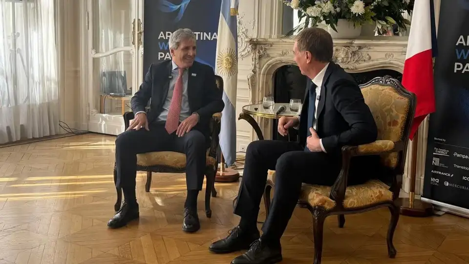 El ministro de Economía, Luis Caputo, y el jefe de Gabinete, Diego Santilli.