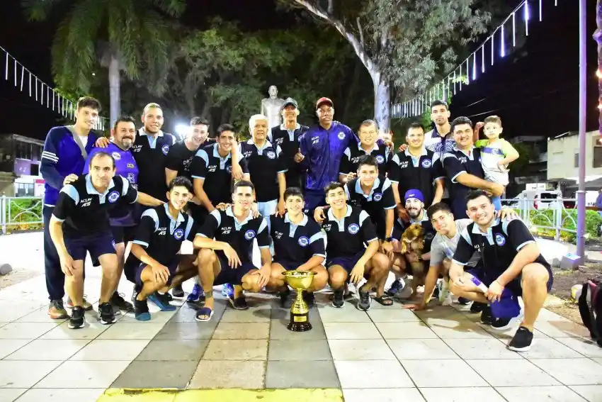Policial llegó con la Copa ACLAV y festejó con su gente