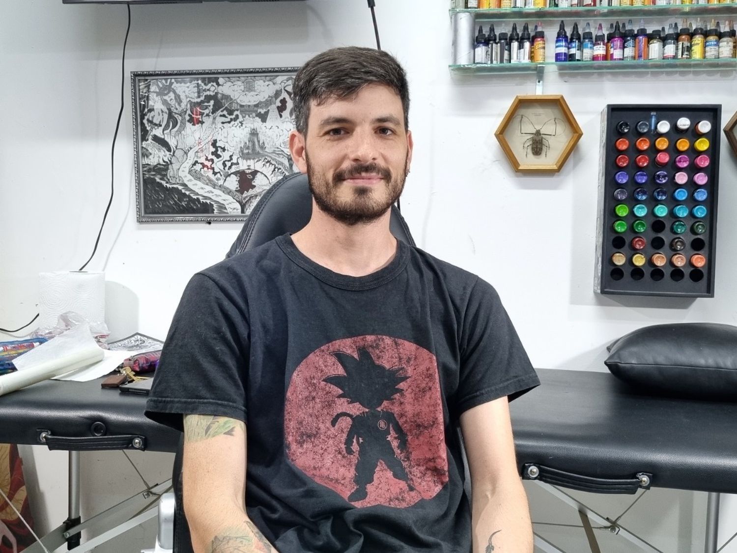 Fabro Cifuentes, un tatuador que se destaca por su estilo único