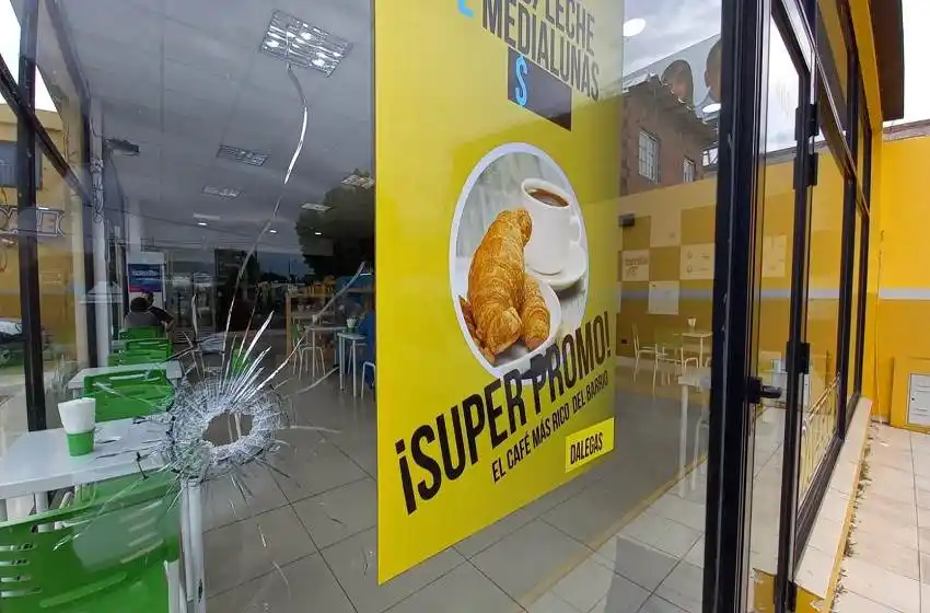 Balearon otra estación de servicio en Rosario: estaba custodiada por un policía