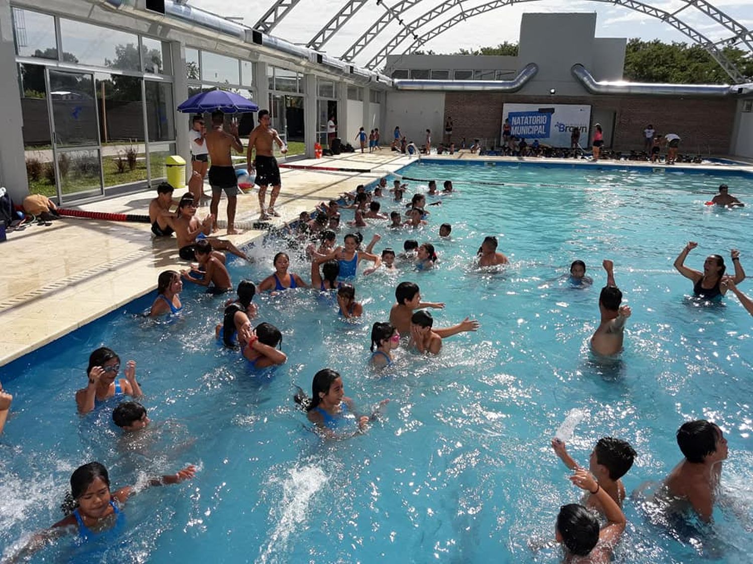 Almirante Brown: Actividades deportivas y recreativas en la colonia municipal de verano