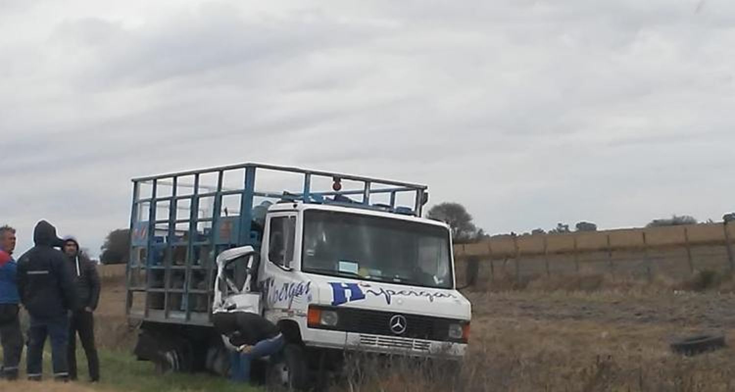 Ruta 191: Camión de una empresa sampedrina protagonizó un accidente en Arrecifes y su chofer resultó ileso