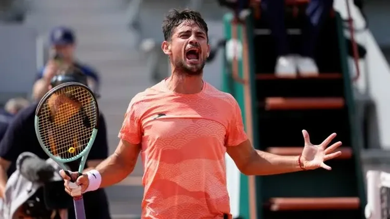 Navone se impuso ante Nakashima en el debut