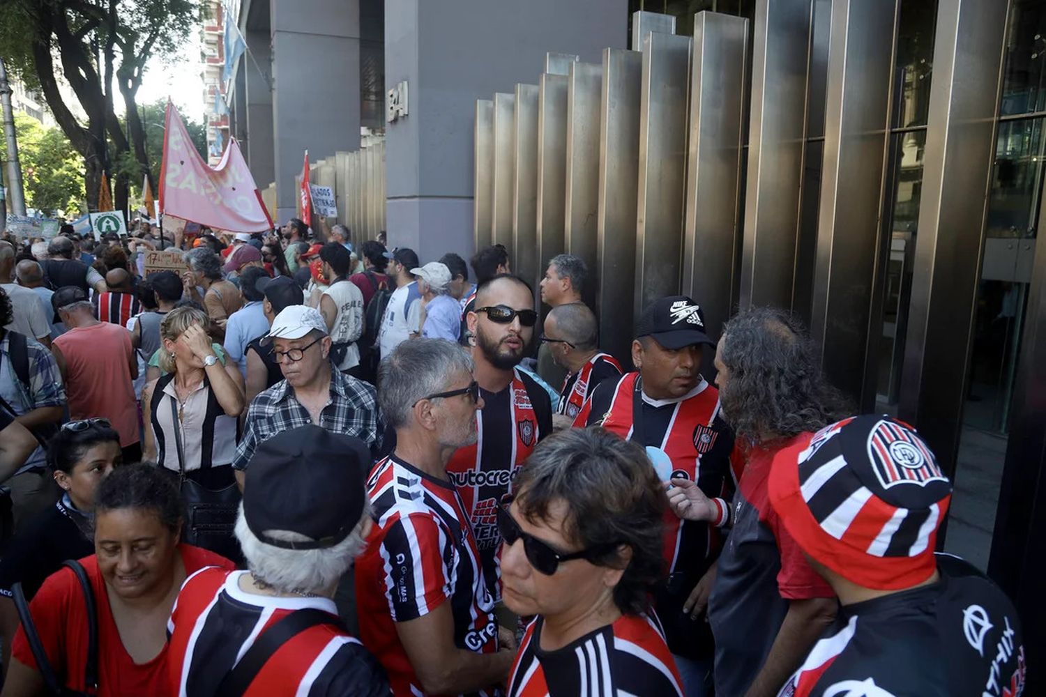 Hinchas autoconvocados marcharán este miércoles con los jubilados